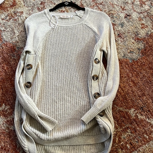 Sweaters - Picture 6 of 7